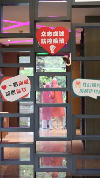 图说：“草莓味”的“大白”引导员。新民晚报记者 张剑 摄

