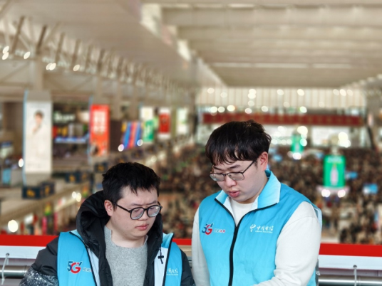（上海电信保障人员在虹桥高铁出发层，对大客流保障调整优化数据进行验证）