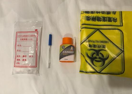 酒店发放的消毒药片和体温计。