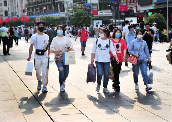 五五购物节南京路步行街上，不少逛街的市民游客都是拎着大包小包，开心购物“买买买”。杨建正 摄
