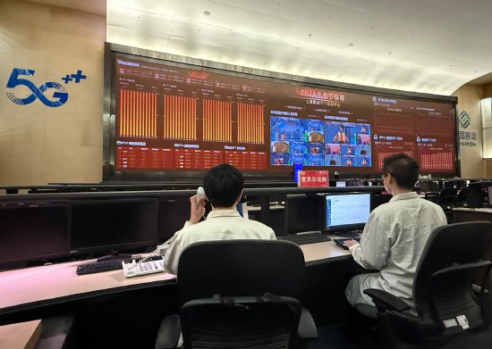 图说：除夕夜，工程师们紧盯播放数据，守护团圆时刻的视听体验。