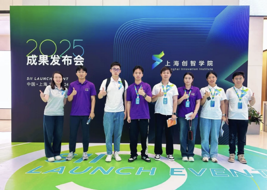  王殿仪（左四）与上海创智学院年轻科研人员。 受访者 供图
