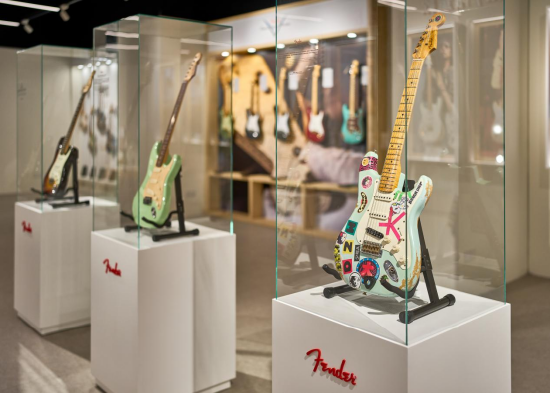 从左至右依次来自张亚东、曾宇和大张伟的Stratocaster®