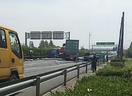 图说:一起多车追尾事故 来源/网友供图