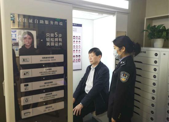 图说:童先生坐进一网通办”服务终端机拍摄照片。警方供图(下同)