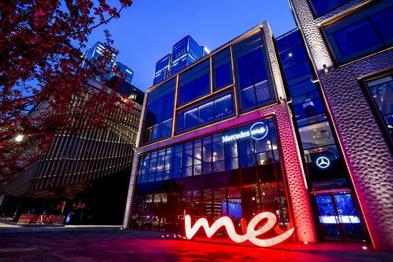 Mercedes me外滩体验店是梅赛德斯-奔驰为打造360°品牌生活意境,全面提升创新零售体验而呈现的又一跨界力作