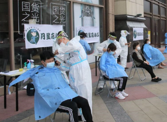 环球港开业后,商场外的“月星店小三”便民理发点受到顾客和周边居民的热捧