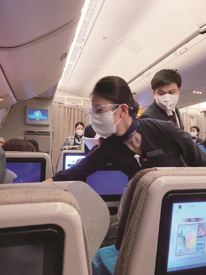 东航空姐在服务 
