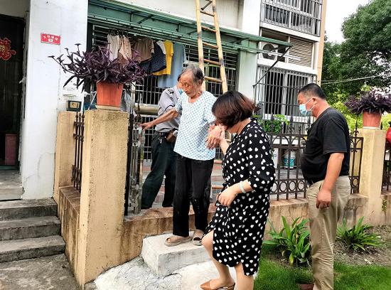 图说:高凤珍老人被安全接力托举解救