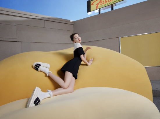 亚太区代言人周冬雨演绎UGG®2022全新FUFU拖