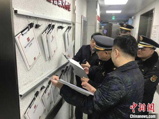 上海城管执法系统去年下半年共依法查处生活垃圾分类案件5546起。 芊烨 摄