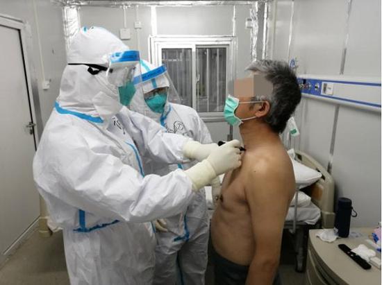 图说：上海市一医院驻雷神山医疗队为患者进行体外膈肌起搏器功能训练前准备 采访对象供图