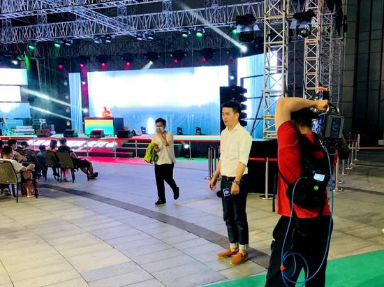 上海电信5G技术加持TVU直播背包,保障直播画面始终清晰流畅