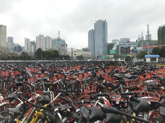 东长治路新建路违停单车收缴整治点,近1万辆共享单车停放于此。