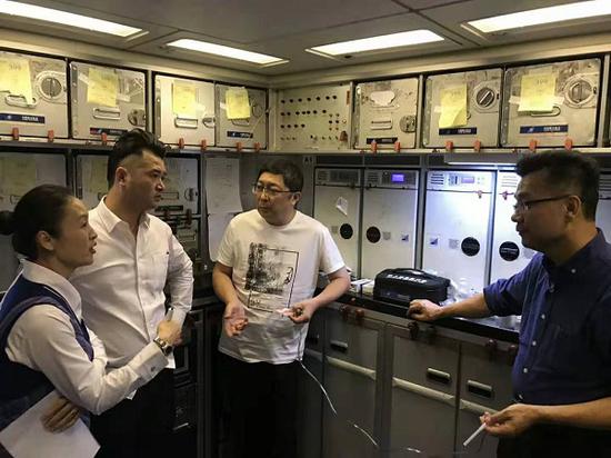 图说:张红医生(右二)与另一位医生及乘务员一起展开紧急救助 采访对象供图(下同)