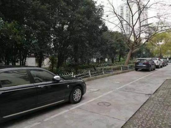 图说:秀苑小区整改后停车情况。 宏新摄