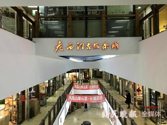 图说：三楼的跳空走廊区域也被商铺占据