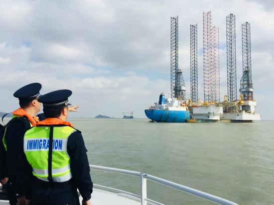 图说:洋山边检站相继推出“马上办、网上办、预约办、靠前办、接力办、协同办、限时办、一次办”等工作举措。