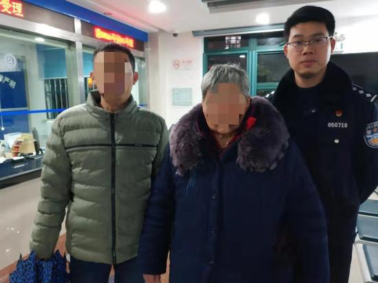 图说:失智老人在民警帮助下找到家人。松江公安供图