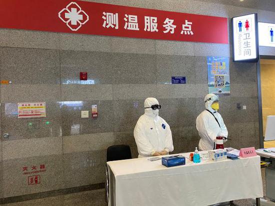 虹桥火车站测温服务点。