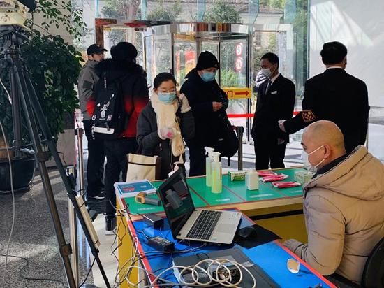 图说：上实大厦工作日首日 采访对象提供