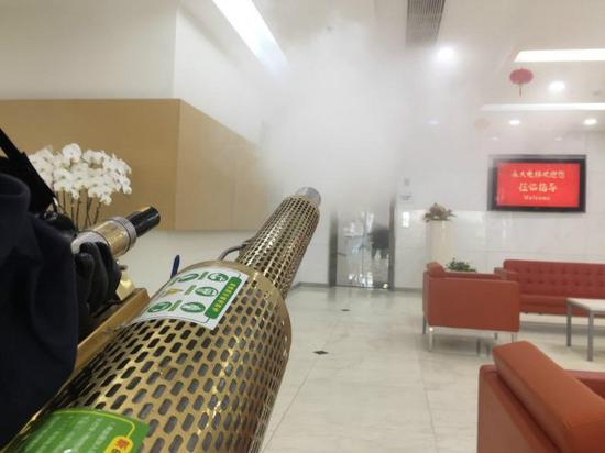 图说：“重型武器”喷出“食品级”消毒液。邢亿梓 摄

