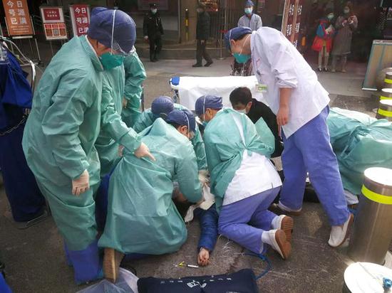 图说:医护人员在门诊大楼外抢救患者 院方供图