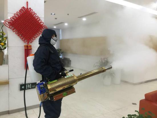 图说：“重型武器”喷出“食品级”消毒液。邢亿梓 摄

