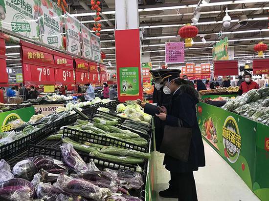 　　图说：新冠肺炎疫情发生以来，上海市场监管部门进一步加大重点商品价格以及产品质量安全监管力度，从严从快查处疫情防控相关违法行为 上海市市场监管局供图（下同）

