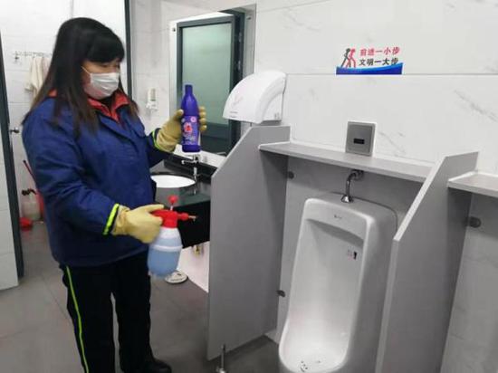 上海公厕全面升级防疫力度。上海市绿化和市容管理局 供图

