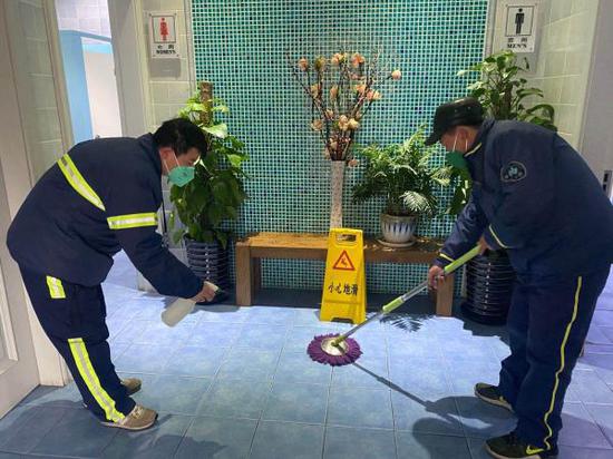 上海公厕全面升级防疫力度。

