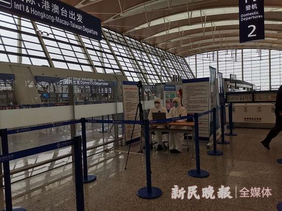 图说:出港第二道测温在安检预检区外 新民晚报记者金志刚 摄(下同)