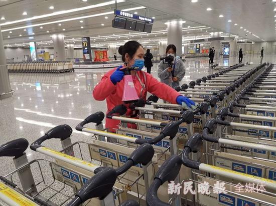 图说:工作人员给手推车消毒