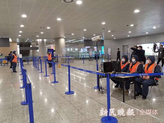 图说:进港测温通道