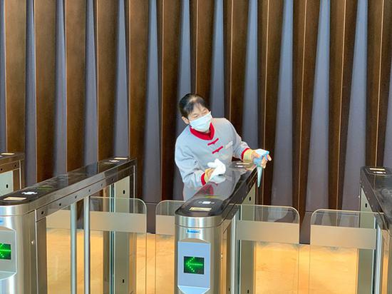 清洁人员在兴业太古汇写字楼入口检查消毒