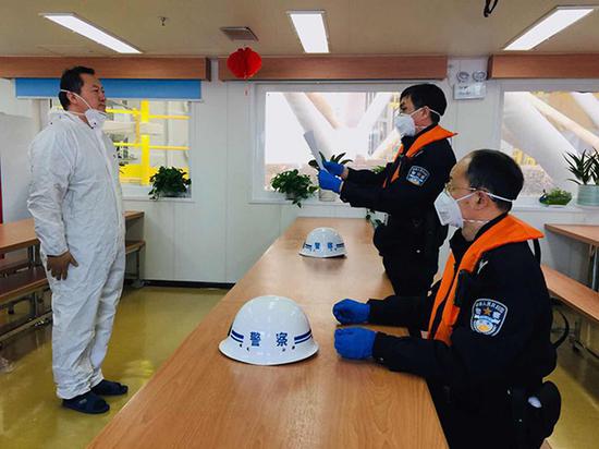 洋山边检民警靠前为平台办理换旗交付手续

