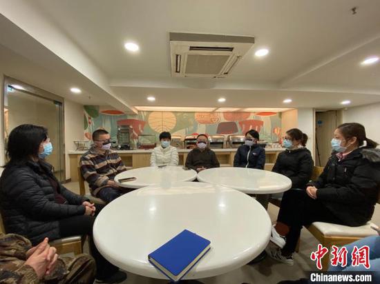 在医疗队的驻地里，一场“巴林特小组”讨论会正在进行。上海市一医院供图

