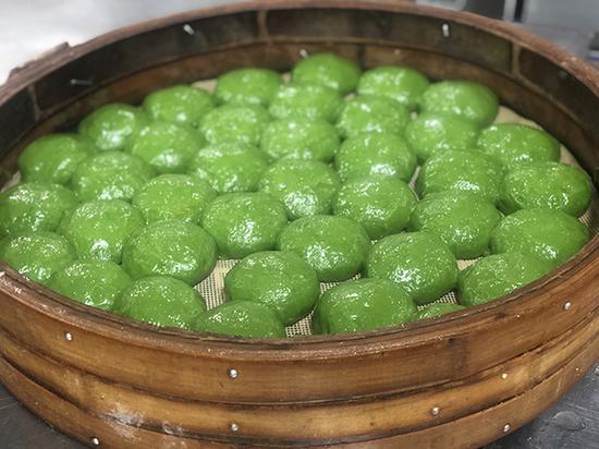 刚出炉的青团。