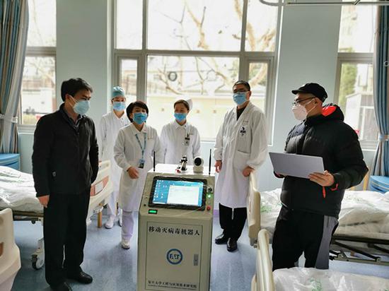 消毒机器人在中山医院实地测试。复旦大学 供图