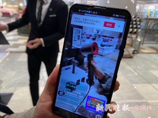 图说:来自品牌专柜的“十八线主播”在线上带货 张钰芸 摄
