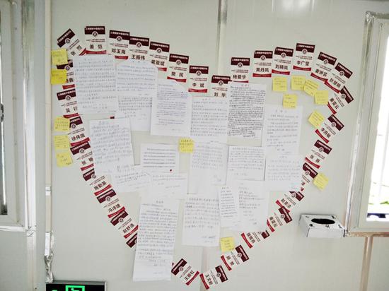 　　雷神山医院的爱心墙，贴满了患者的感言和感谢信，也贴出了上海国家中医医疗队员的信息。 樊民 供图
