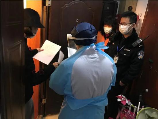 居委干部上门让居民签居家隔离承诺书

