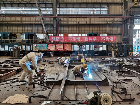 沪东中华造船（集团）有限公司的工人正在工作。

