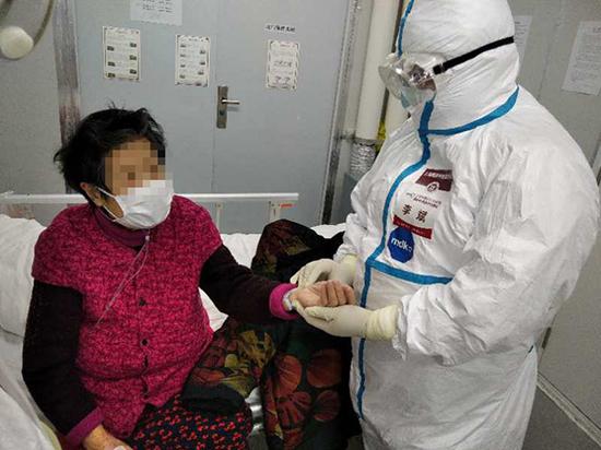 李斌是上海中医药大学附属岳阳中西医结合医院的副院长,至今已经在武汉呆了40多天。