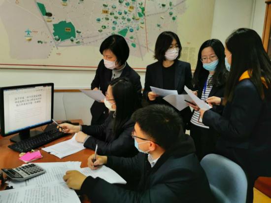 图说：长宁区就业促进中心做好疫情期间企业“护航”服务。长宁区人社局 供图


