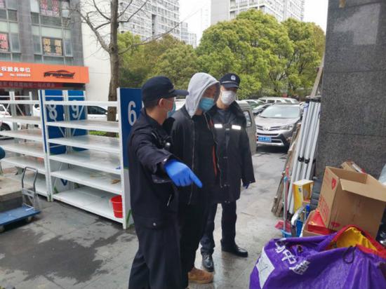 图说:民警带犯罪嫌疑人指认现场。