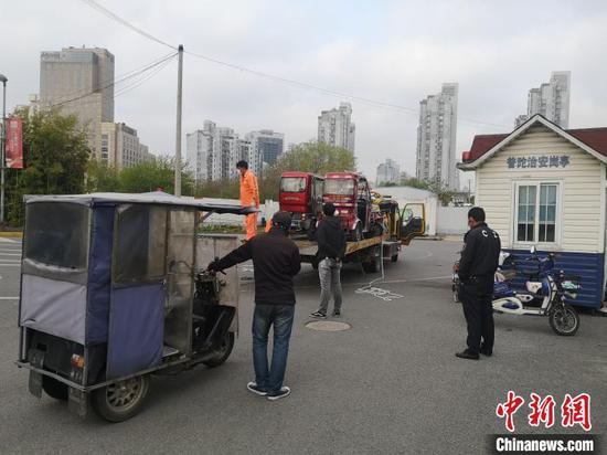 上海打击轨交站点及周边道路非法客运行为。上海市交通委执法总队供图