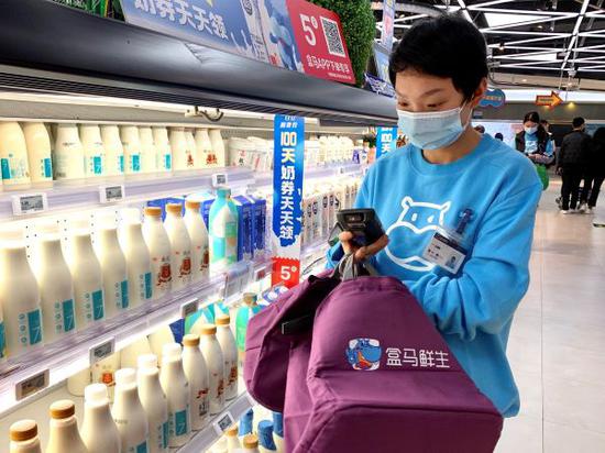 图说:盒马新江湾门店的拣货员赵圆圆,最多时日行6万步 来源/采访对象提供(下同)