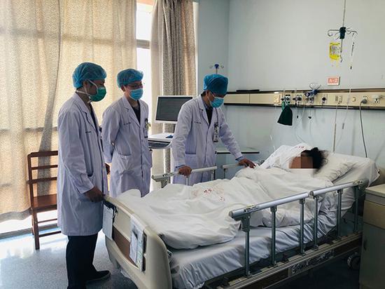 术后,医生前往病房看望患者,并叮嘱患者有感冒症状切勿自行诊断与用药。