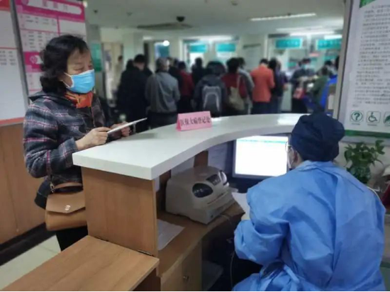 图说:虹口区试点新举措,大病患者不再为登记而奔波。虹口区供图